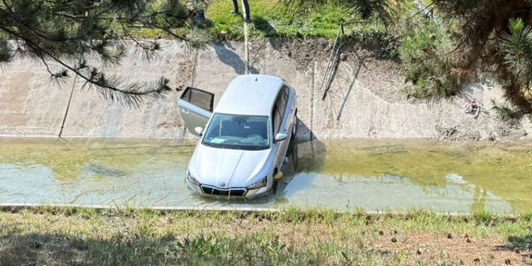 Otomobil sulama kanalına uçtu