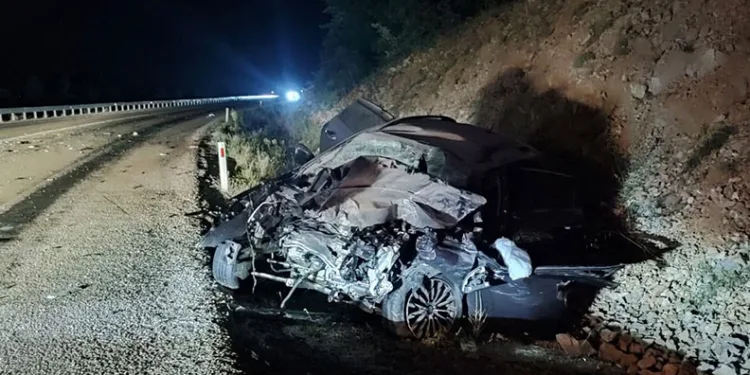 Yolcu otobüsü ile otomobil çarpıştı: 1 ölü, 8 yaralı