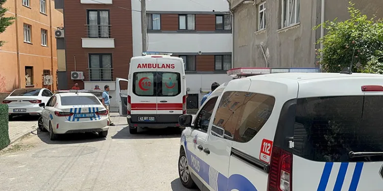 Bıçaklı kavgada 2 kardeş ve polis memuru yaraladı