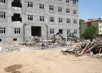 Muş’ta sundurma çöktü, 2 işçi yaralı