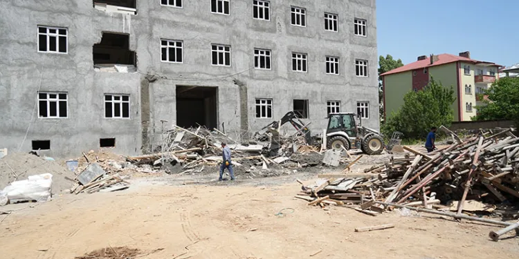 Muş’ta sundurma çöktü, 2 işçi yaralı