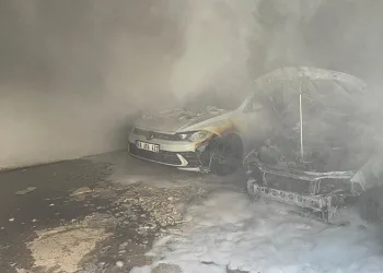 Apartman garajında otomobil alev aldı