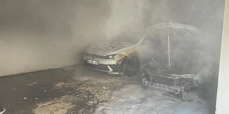 Apartman garajında otomobil alev aldı