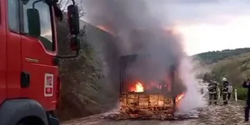 Aniden alev alan belediye otobüsü küle döndü