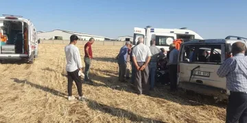 Hafif ticari araç takla attı: 2 yaralı