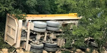 Hızlı tren inşaatında çalışan hafriyat kamyonu devrildi