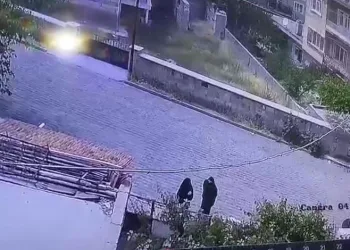 Kadın kılığına girip hırsızlık yaptılar