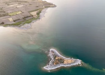 Tatvan sahilinde mikrobiyalit ve adacıklar ortaya çıktı