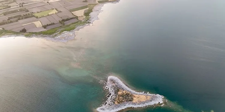 Tatvan sahilinde mikrobiyalit ve adacıklar ortaya çıktı