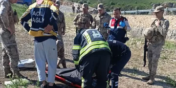 Dereye uçan araçta bir aile yok oldu