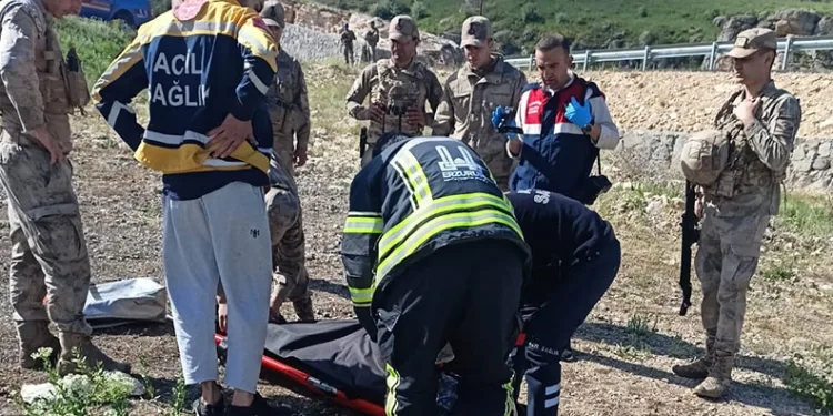 Dereye uçan araçta bir aile yok oldu