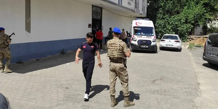 Batman’da psikolojik sorunları olan şahıs, tahra ile ailesini rehin aldı