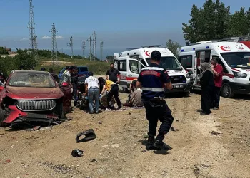 Yalova’da otomobil 4 metre yükseklikten yola uçtu: 2 yaralı