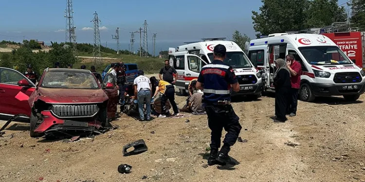 Yalova’da otomobil 4 metre yükseklikten yola uçtu: 2 yaralı