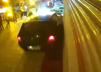 Freni boşalan otomobil iş yerine çarptı: O anlar kamerada