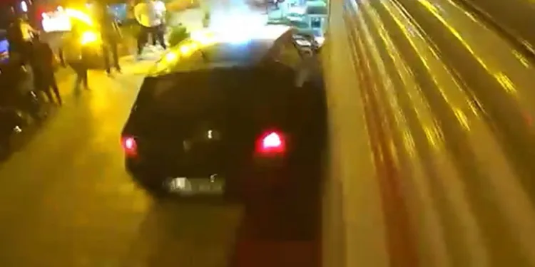 Freni boşalan otomobil iş yerine çarptı: O anlar kamerada