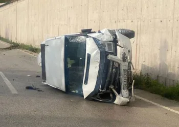 Minibüsün devrilmesi sorucu 10 kişi yaralandı