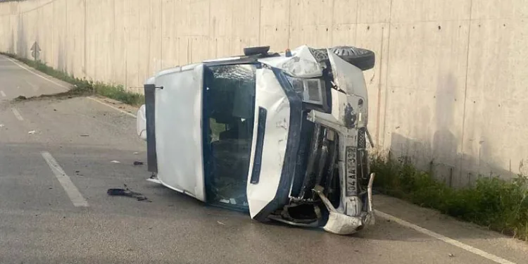 Minibüsün devrilmesi sorucu 10 kişi yaralandı