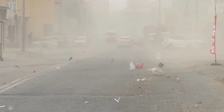 Şiddetli rüzgar çatıları uçurdu