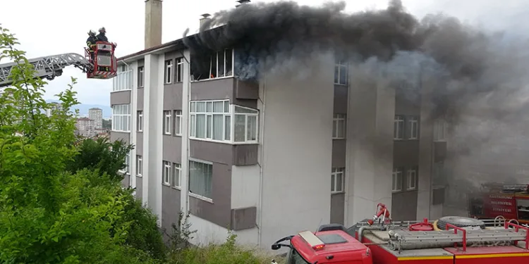 Kastamonu’da alevlere teslim olan daire kullanılamaz hale geldi