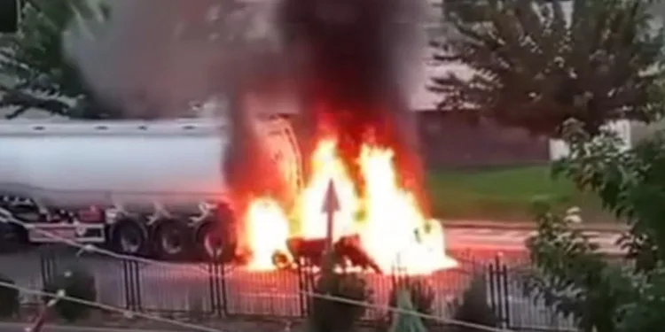 Diyarbakır’da alevlere teslim olan otomobil patladı