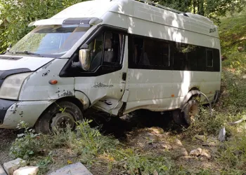 Hakkari’de minibüs takla attı, 7 kişi yaralandı