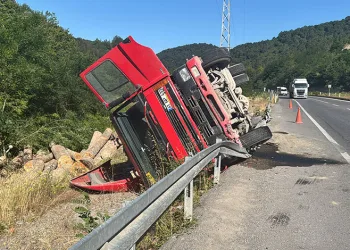 Tomruk yüklü tır devrildi, faciadan dönüldü