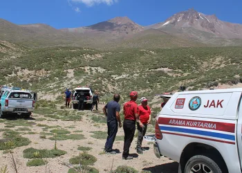 Erciyes’te yaralanan 2 dağcı mahsur kaldı