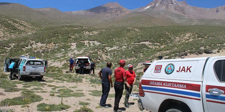 Erciyes’te yaralanan 2 dağcı mahsur kaldı