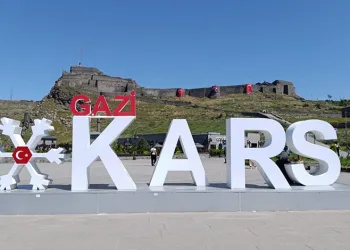 Kars Kalesi bayraklarla donatıldı