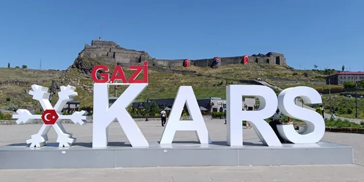 Kars Kalesi bayraklarla donatıldı