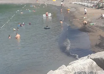 Kömür artıkları plaja ulaştı