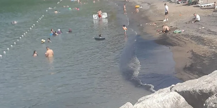 Kömür artıkları plaja ulaştı