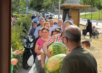 Fiyatlara kızdılar 50 ton bedava karpuz dağıttılar
