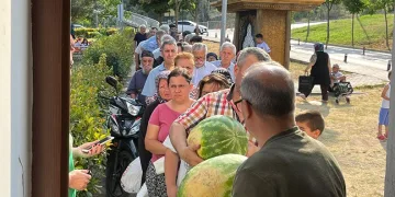 Fiyatlara kızdılar 50 ton bedava karpuz dağıttılar