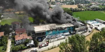 Bolu’daki fabrika yangını havadan görüntülendi