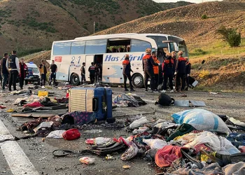 Yolcu otobüsü dağ yamacına çarptı: 4 ölü, 33 yaralı