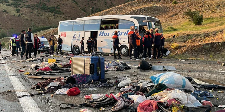 Yolcu otobüsü dağ yamacına çarptı: 4 ölü, 33 yaralı