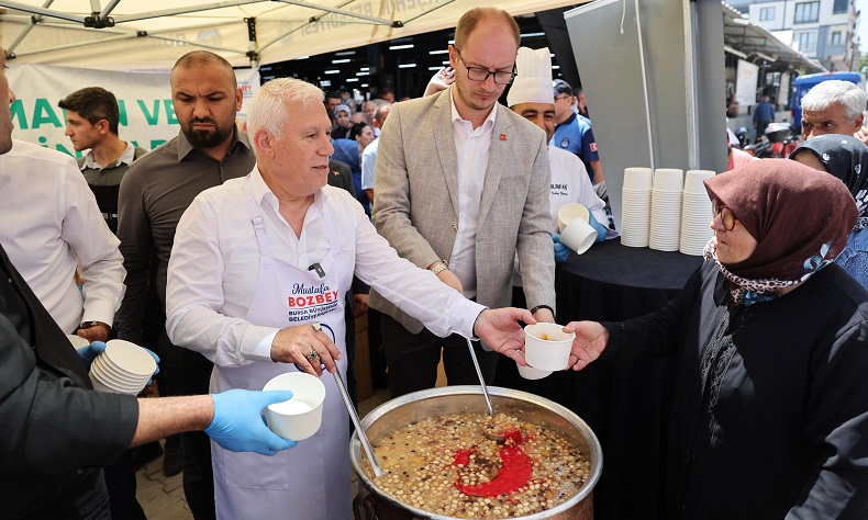 Mustafa Bozbey ve aşure