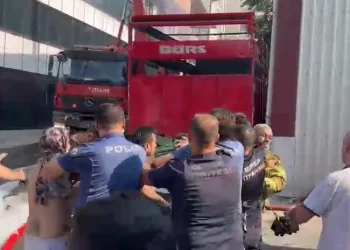 Bursa’da itfaiyecilere saldırı: Polis biber gazıyla müdahale etti