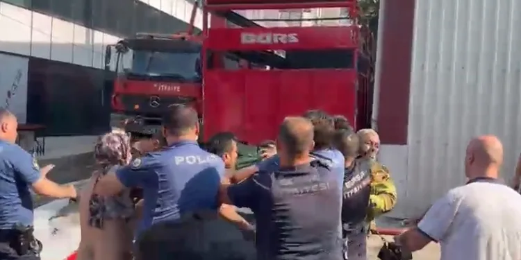 Bursa’da itfaiyecilere saldırı: Polis biber gazıyla müdahale etti