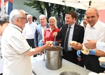 Başkan Erkan Aydın, vatandaşlara kendi eliyle aşure dağıttı
