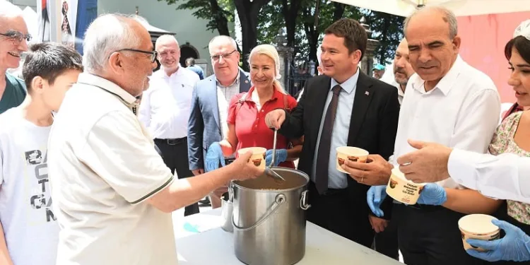 Başkan Erkan Aydın, vatandaşlara kendi eliyle aşure dağıttı