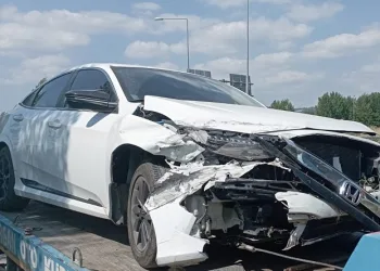 Bursa’da otomobil bariyerlere çarptı: 2’si çocuk 4 yaralı