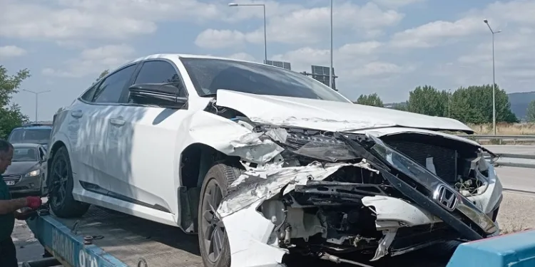 Bursa’da otomobil bariyerlere çarptı: 2’si çocuk 4 yaralı