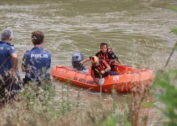 Sakarya Nehri’ne düştüğü iddia edilen 22 yaşındaki genç aranıyor