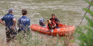 Sakarya Nehri’ne düştüğü iddia edilen 22 yaşındaki genç aranıyor