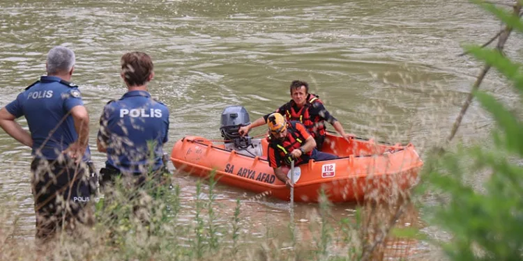 Sakarya Nehri’ne düştüğü iddia edilen 22 yaşındaki genç aranıyor