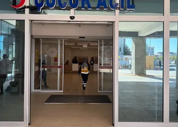 Otomobilin bagajında mahsur kalan çocuk yaşam savaşı veriyor