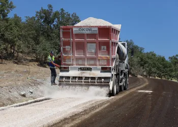 Bursa’da kamyon şarampole yuvarlandı, sürücü araçtan fırladı